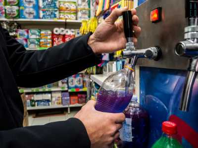�In primo luogo bisogna tarare il recipiente dentro cui verr� raccolto il detersivo - ci dice -. Fatto questo primo passo, il contenitore viene semplicemente portato al dispenser scelto e riempito�